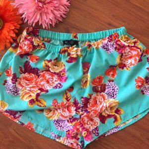U2B Floral short. Great print!! Flowing fabric L